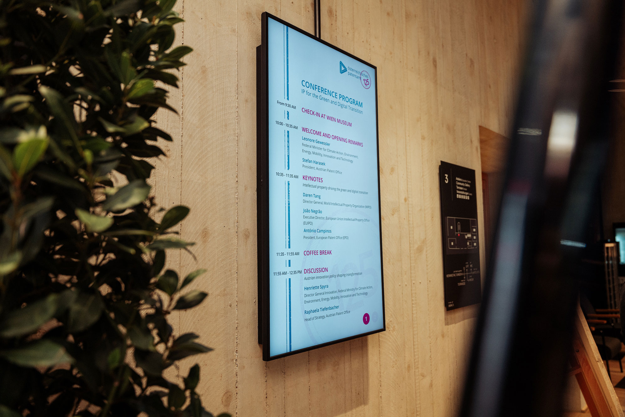 125 Jahre Patentamt Österreich Programm auf Displays