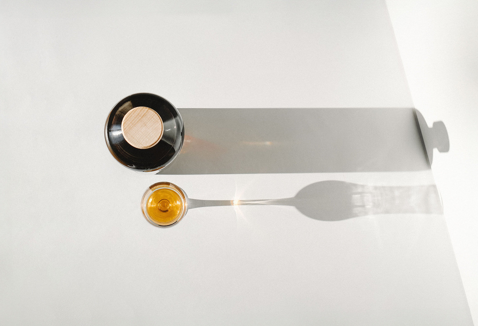 Draufsicht auf Almgold Flasche und Likörglas