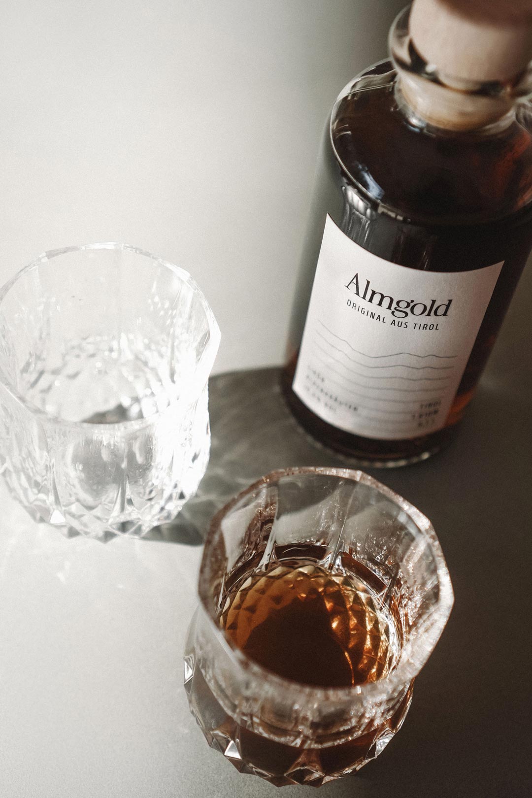 Almgold Flasche mit zwei Kristall-Gläsern