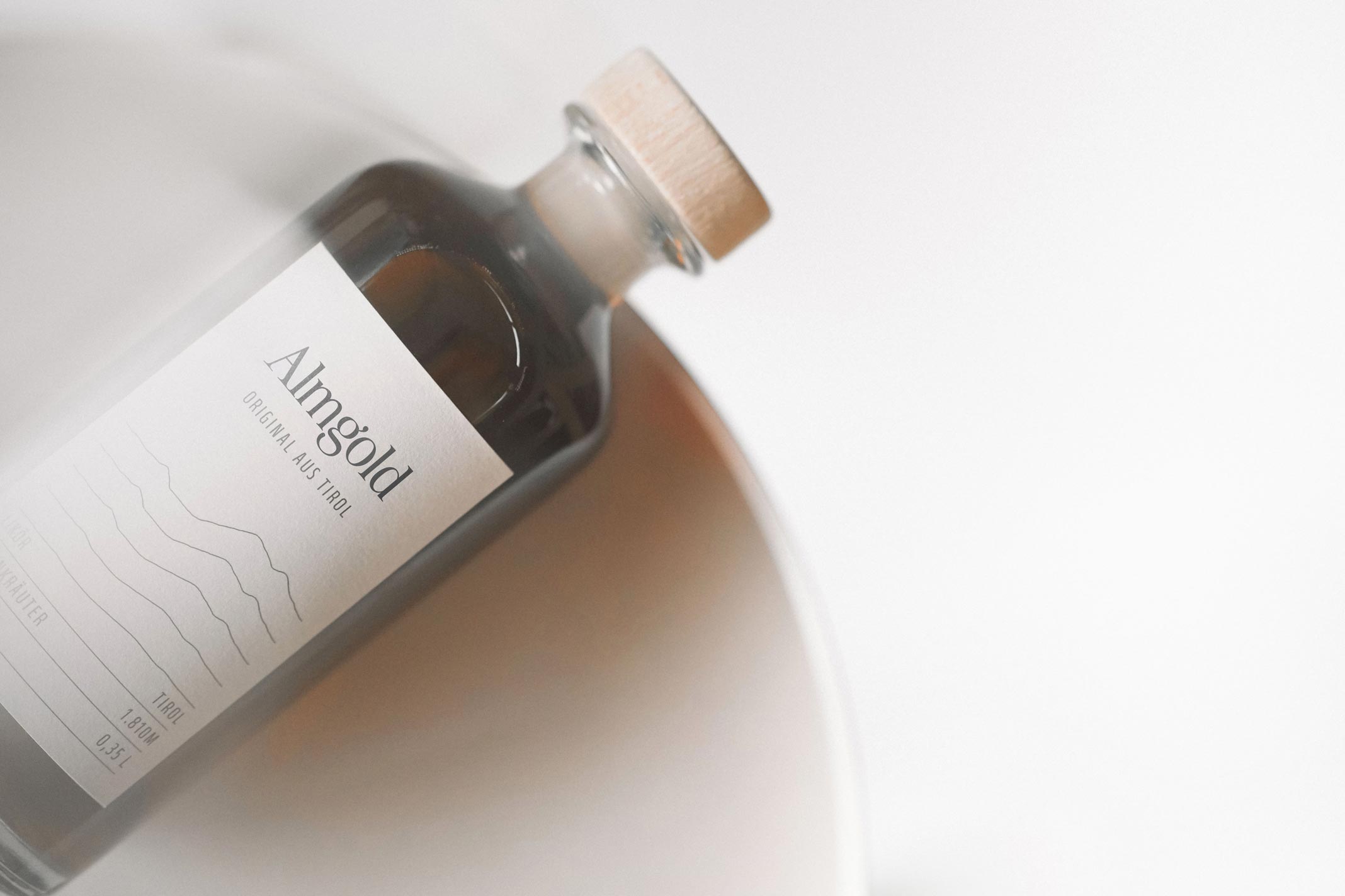 Nahsicht auf Almgold Flasche