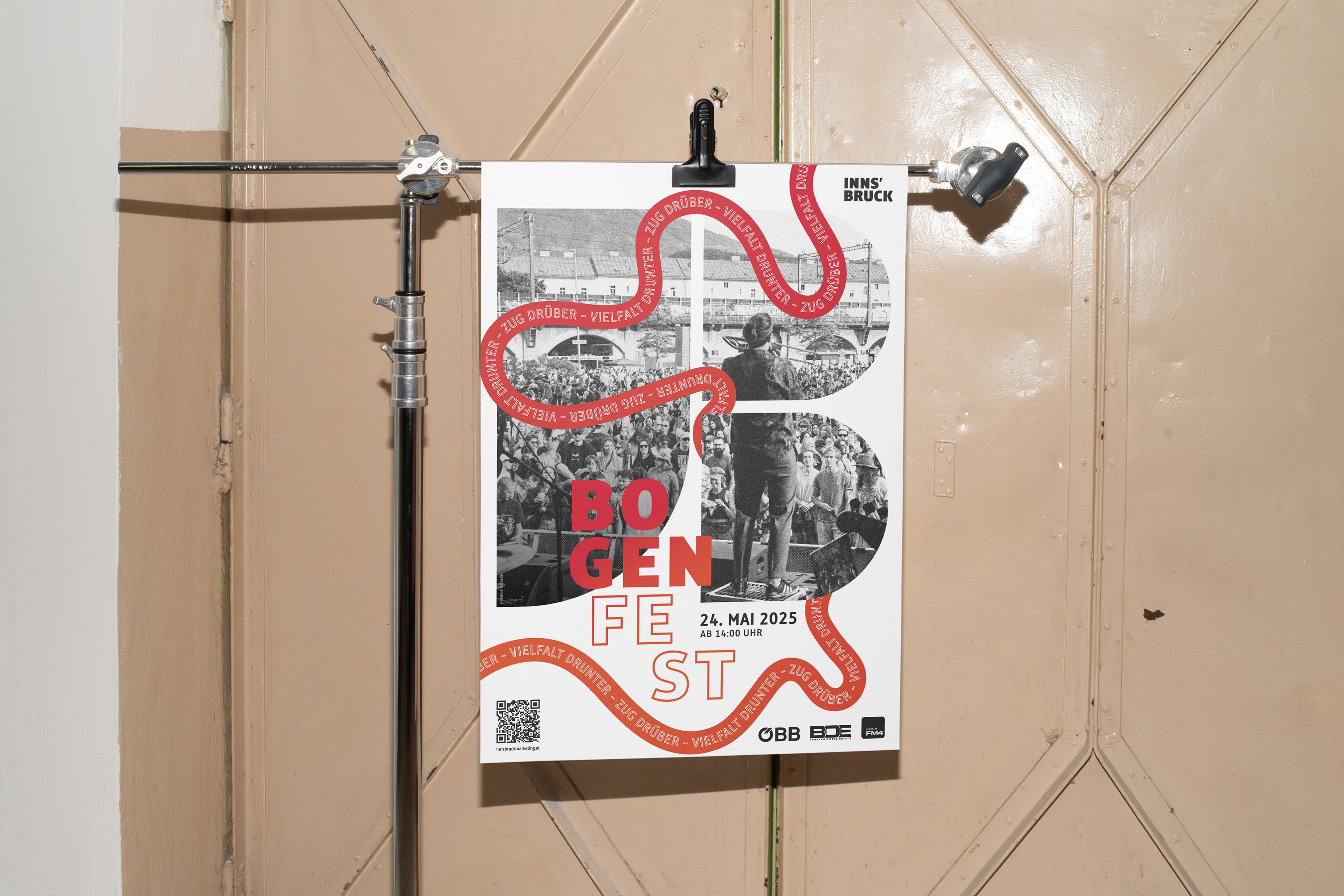 Bogenfest Eventplakat im DIN A2-Format auf Stativ vor Metalltür in Innsbruck