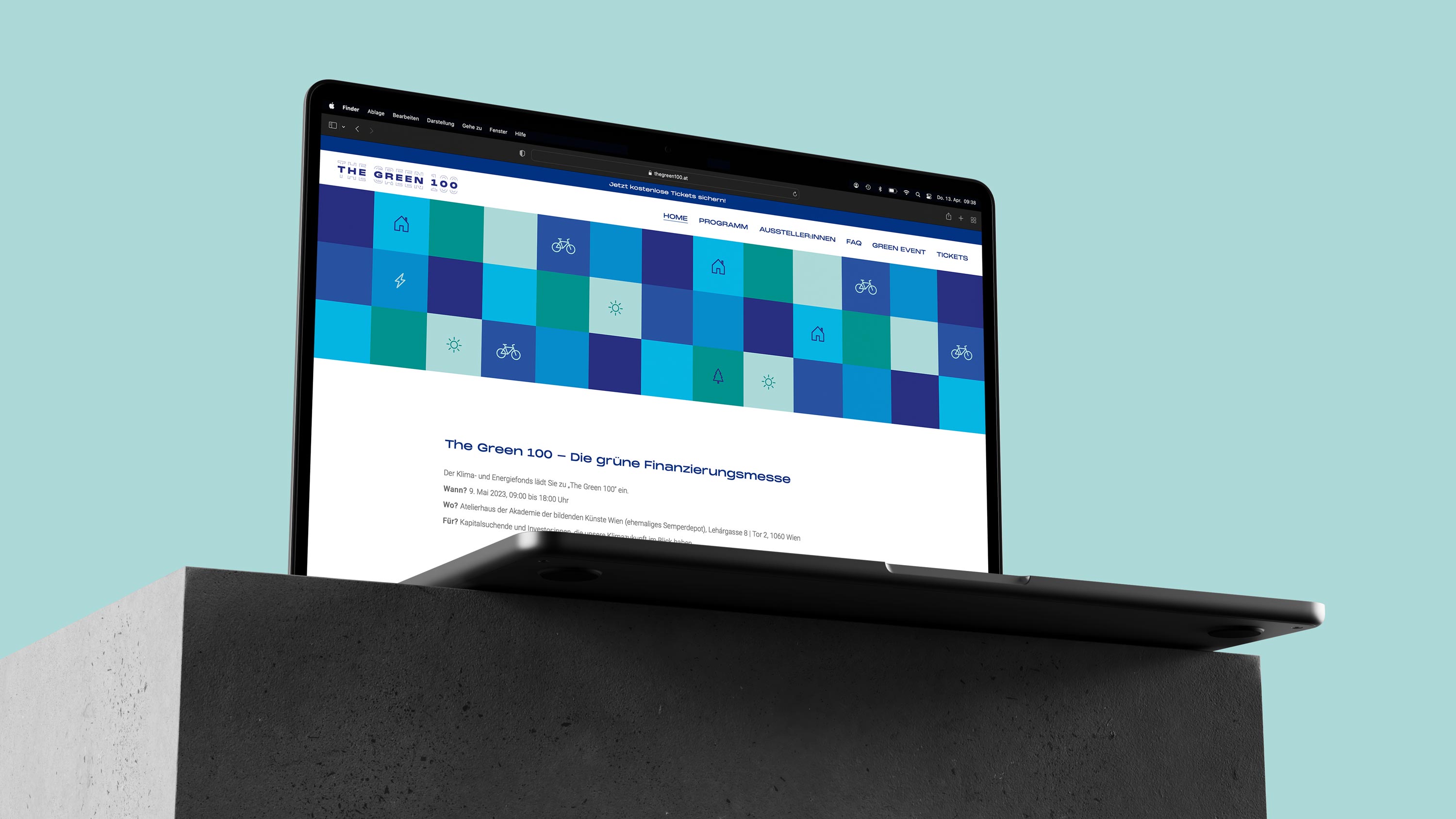 MacBook das auf einem Betonsockel steht und eine Website im Internet darstellt